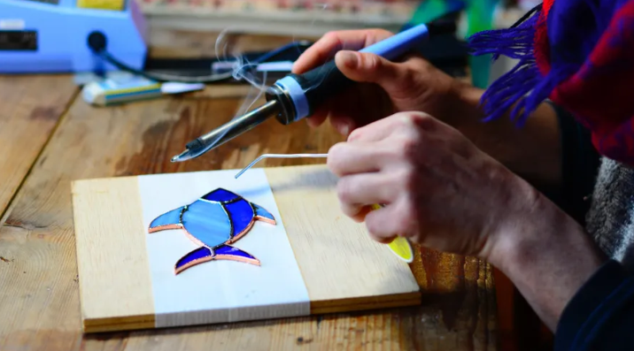 Du 27 au 29 octobre 2025 - Initiez-vous à l'art du vitrail Tiffany Du 27 au 29 octobre 2025 - Initiez-vous à l'art du vitrail Tiffany