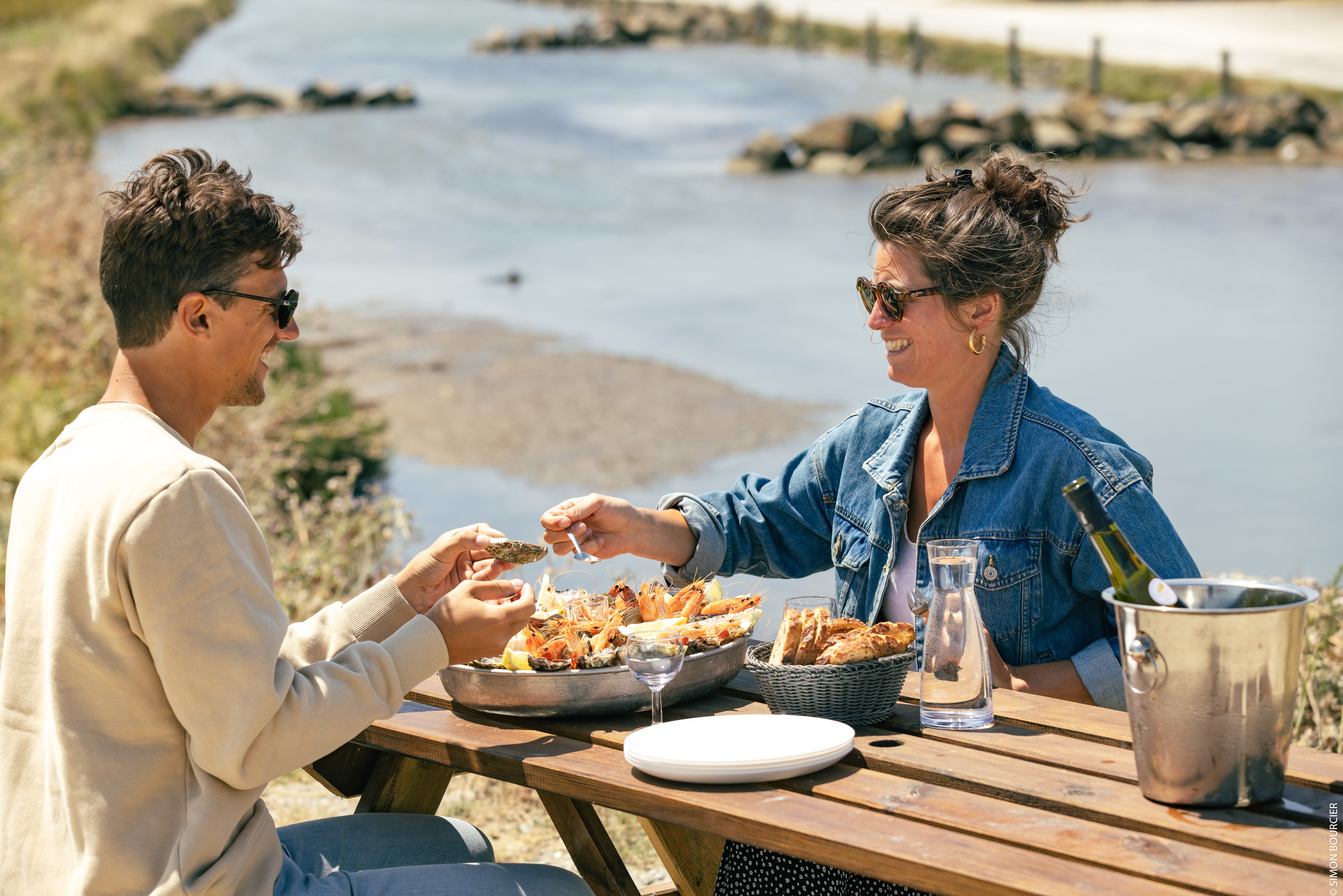 ©Office de Tourisme Ile de Noirmoutier - ©Vendée Expansion - ©Simon Bourcier - bar à huîtres plateau huîtres et fruits de mer ©Office de Tourisme Ile de Noirmoutier - ©Vendée Expansion - ©Simon Bourcier - bar à huîtres plateau huîtres et fruits de mer
