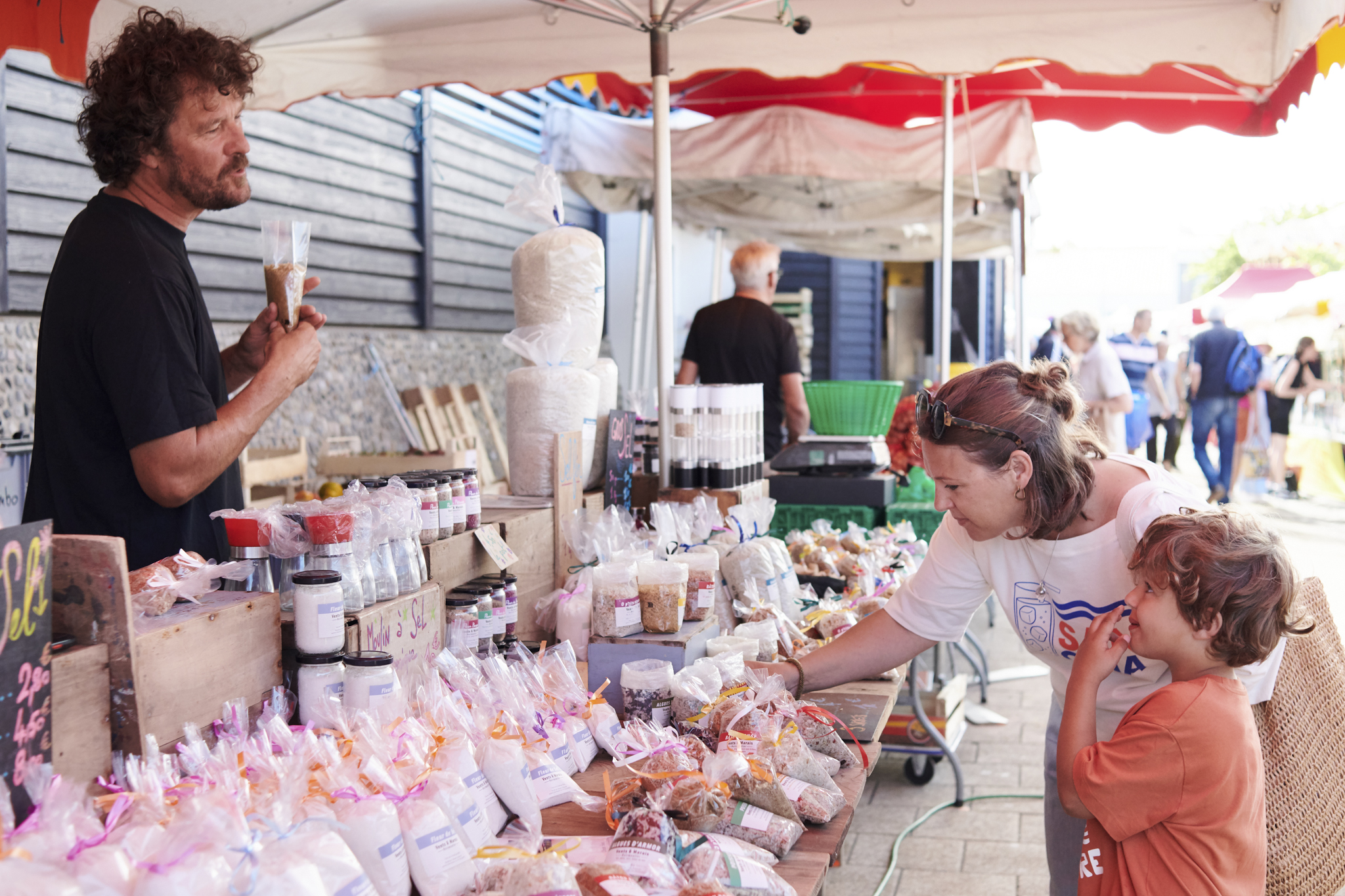 Vente de sel au marché Noirmoutier ©Rudy Burbant Vente de sel au marché Noirmoutier ©Rudy Burbant