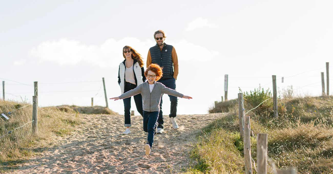 Balade sur la plage en famille - Trendz