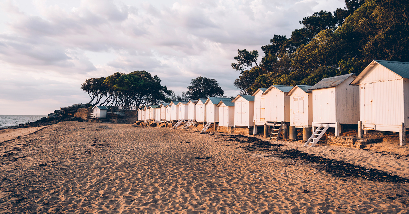 une miniature maison sur le plage avec sable. généré par ai