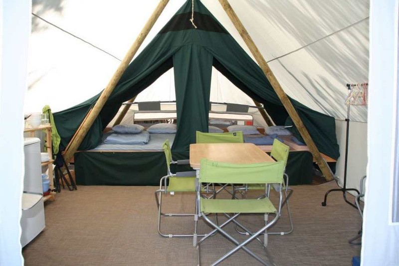 ile-de-noirmoutier-campings-huttopia-tente-toile-et-bois-espace-de-vie-5917866