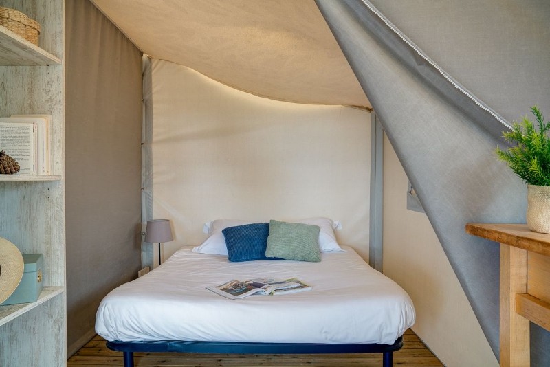 ile-de-noirmoutier-campings-sandaya-domaine-le-midi-tente-trappeur-4-pers-chambre-double-5907044