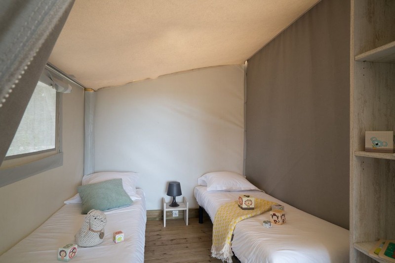 ile-de-noirmoutier-campings-sandaya-domaine-le-midi-tente-trappeur-4-pers-chambre-enfants-5907045