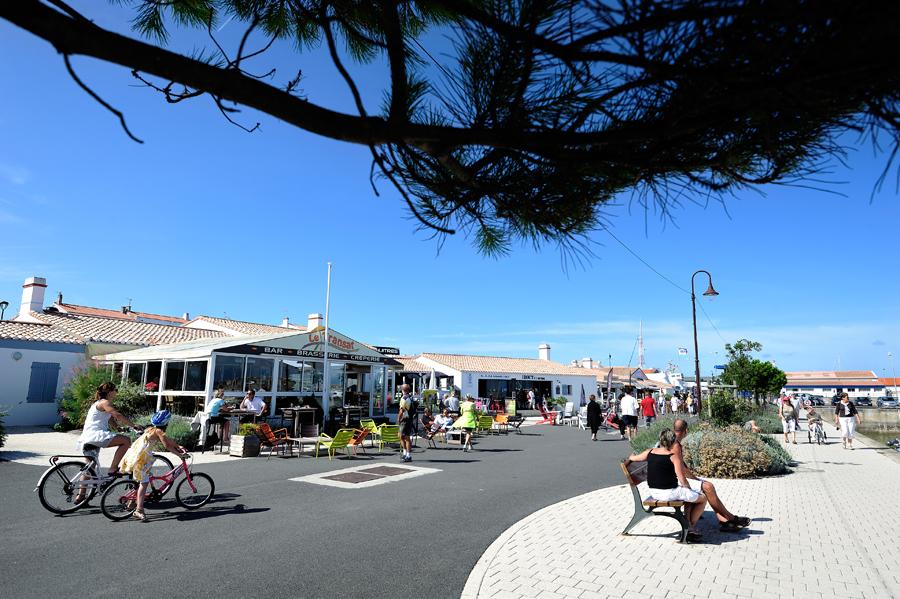 Terrasses sur le quai du port de l'Herbaudière - Jean-Sébastien Evrard