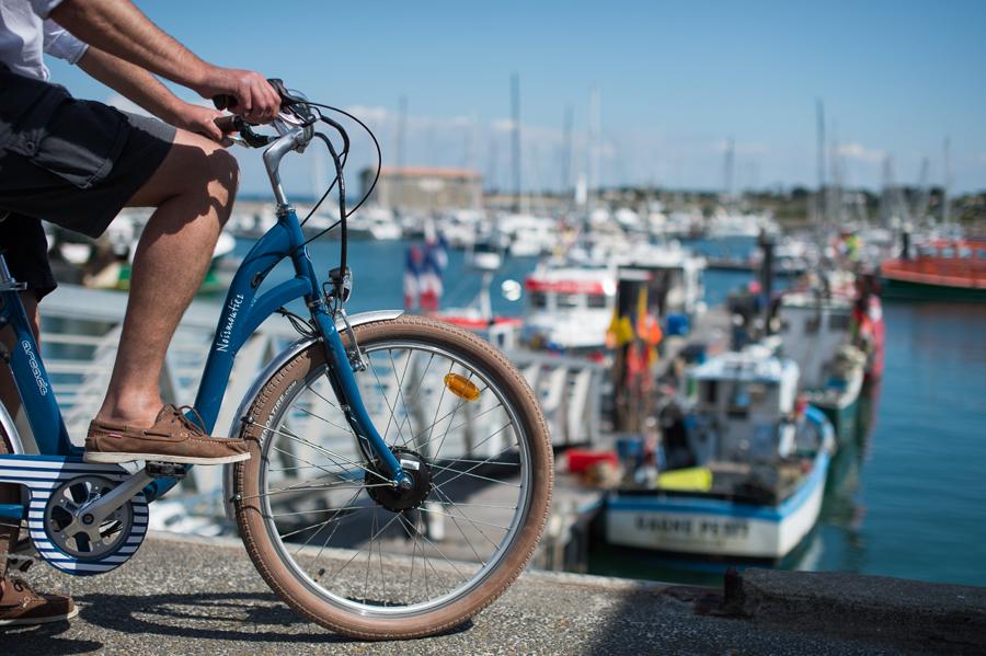 A vélo dans le port de l'Herbaudière - Jean-Sébastien Evrard