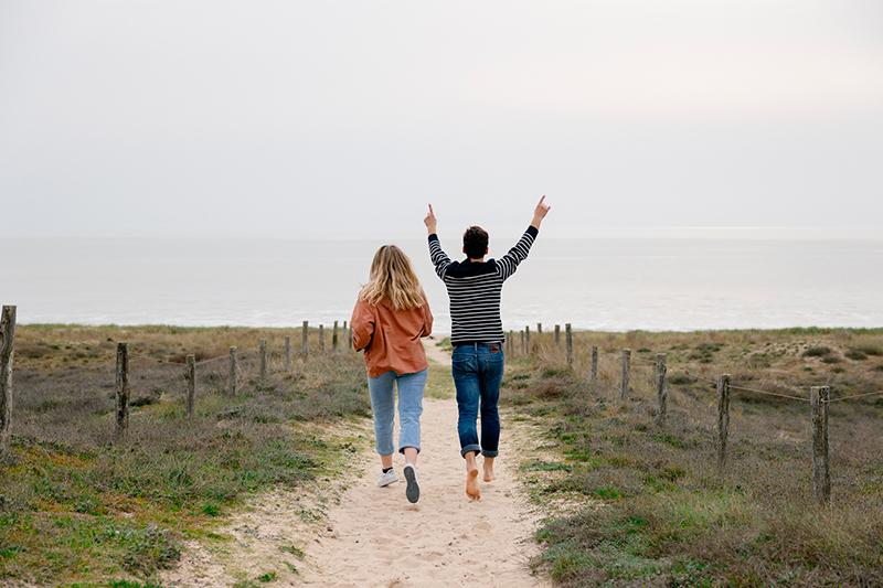 Balade plage île de Noirmoutier couple ©Trendz Balade plage île de Noirmoutier couple ©Trendz