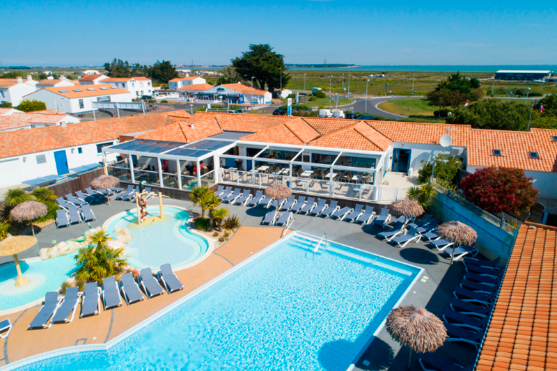 Piscine et bord de mer - Camping Eden Villages Le Caravan’île Piscine et bord de mer - Camping Eden Villages Le Caravan’île