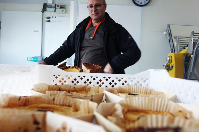 Pascal Chaplais devant les flans maraïchins © FDSF