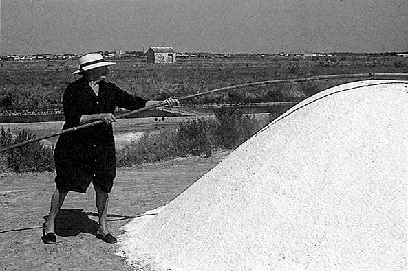 Phine lissant un mulon de sel, 1980 ©Michel Penisson
