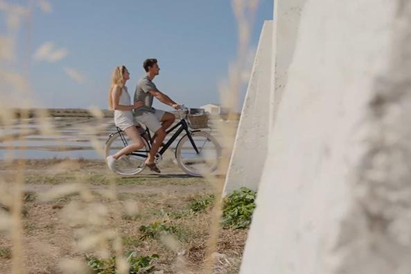 Balade à vélo en couple - marais salants ©Office de tourisme de l’île de Noirmoutier