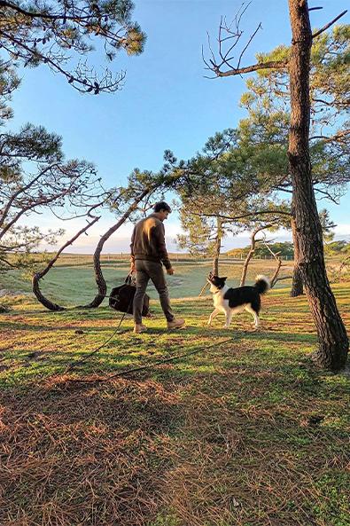 Balade avec son chien - bois de Luzéronde ©Hortense Gorioux 