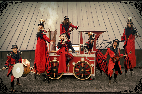©Spectacle déambulatoire Les Voyageurs par Kervan Cie