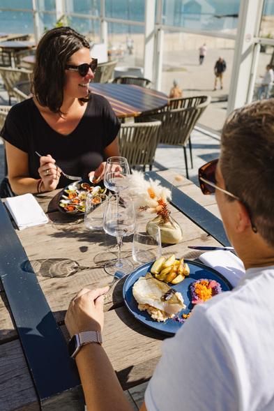 Restaurant île de Noirmoutier terrasse plat ©Vendée expansion – Simon Bourcier