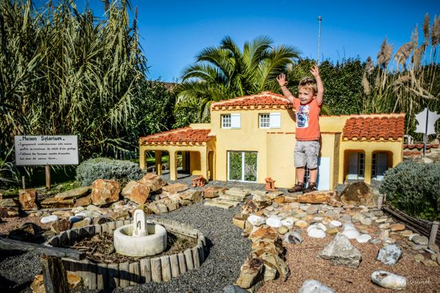 Un Village Miniature Avec Une Petite Scène De Plage.