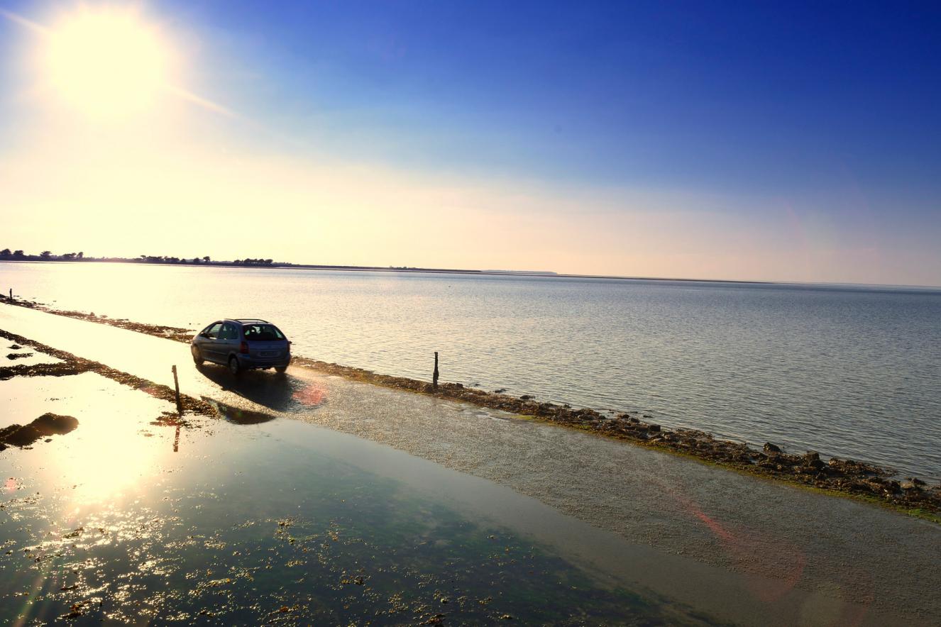 Le passage du Gois mi-immergé mi-découvert - Pascal Beltrami Le passage du Gois mi-immergé mi-découvert - Pascal Beltrami