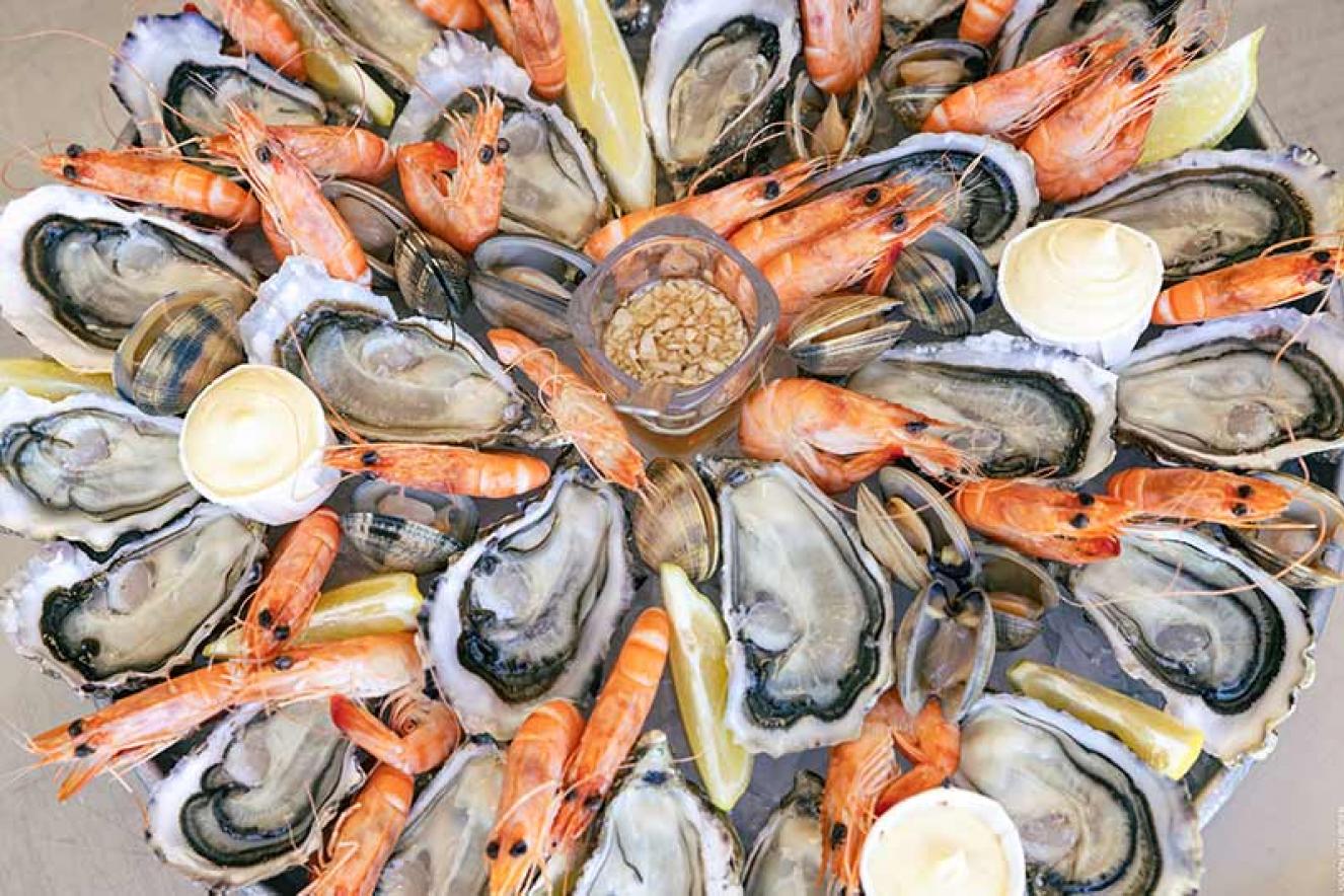 Plateau huîtres fruits de mer - Port du Bonhomme ©Office de Tourisme Ile de Noirmoutier - Vendée Expansion - Simon Bourcier Plateau huîtres fruits de mer - Port du Bonhomme ©Office de Tourisme Ile de Noirmoutier - Vendée Expansion - Simon Bourcier